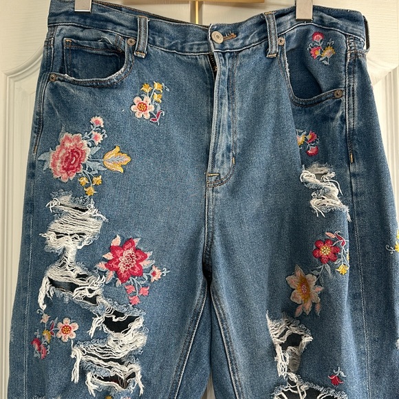 American Eagle Floral Embroidery Mom Jeans Size 10 Short - Picture 5 of 8
